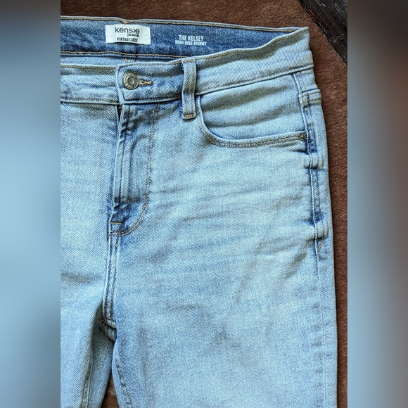 Kensi Vintage Luxe High Rise Skinny Raw Edge Hem Lt Wash Jeans - Picture 7 of 16
